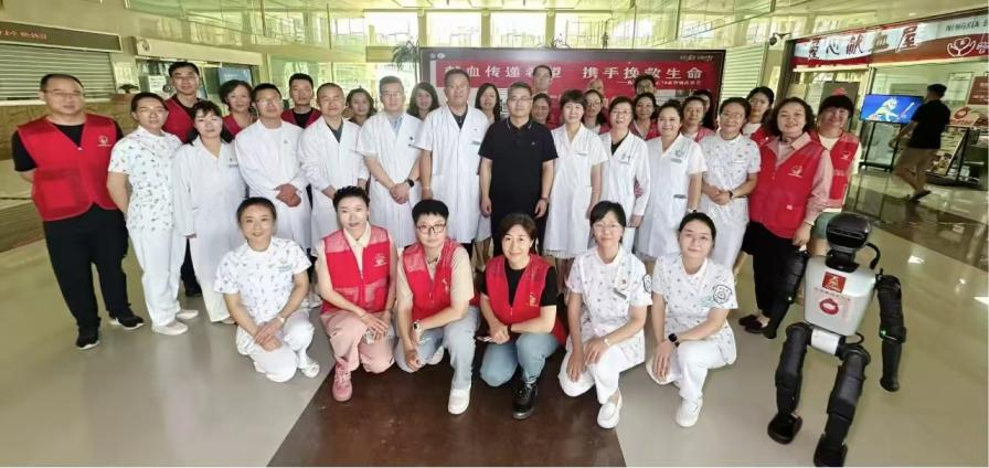 自治区血液中心与自治区人民医院联合开展  “党建+科普+公益”主题党日活动