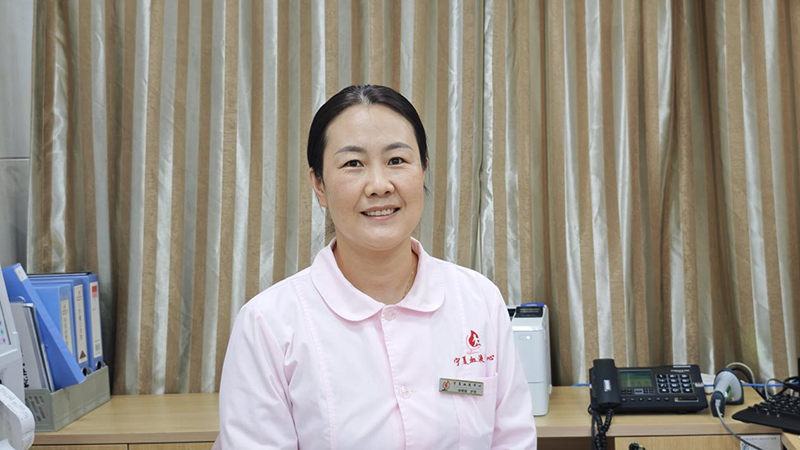 球场上演暖心一幕:平凡善举显大爱 宁夏血液中心工作人员徐婵娟球场救人(图1) 球场上演暖心一幕:平凡善举显大爱 宁夏血液中心工作人员徐婵娟球场救人(图1)
