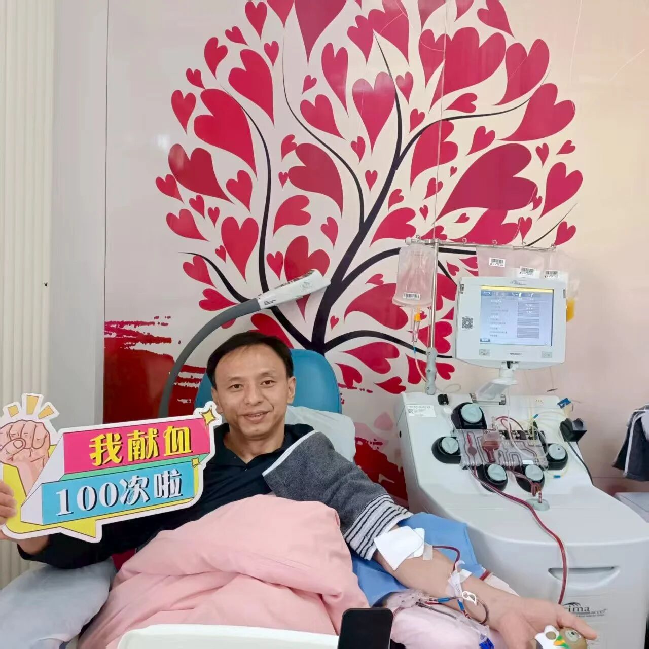 雷锋月践初心 热血百次铸大爱——蔡守雷完成第100次无偿献血(图1)